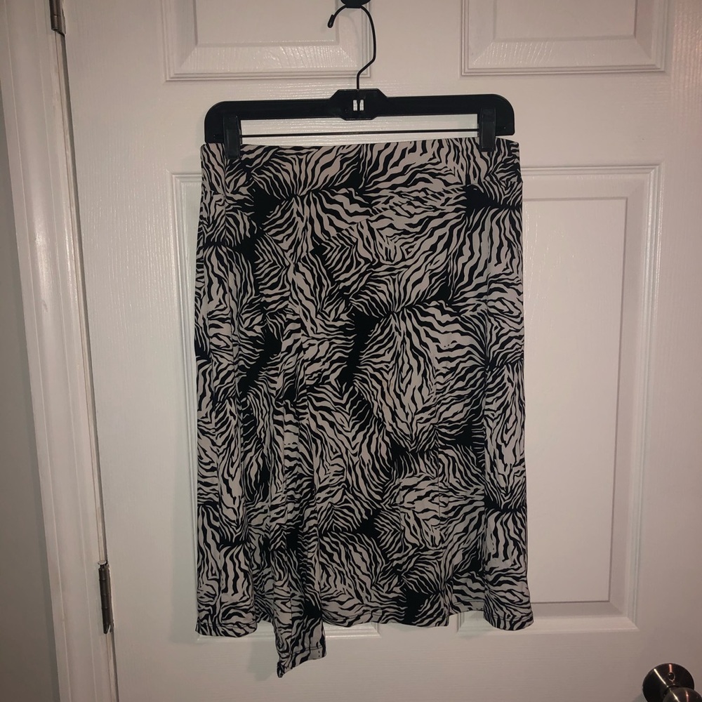 Black & white patterned Attention skirt